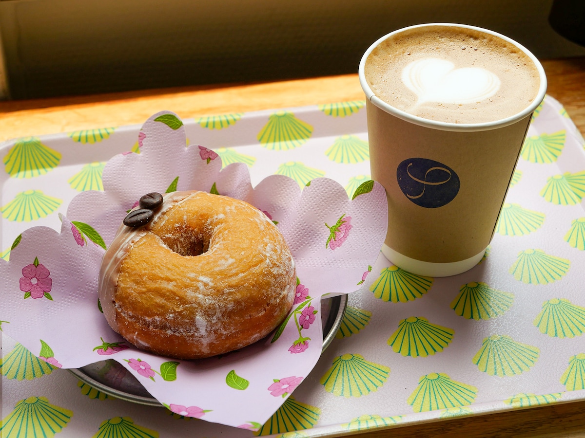 デザートセット（税込900円）。ミサキドーナツ「カフェモカ」とカプチーノ（レギュラー）