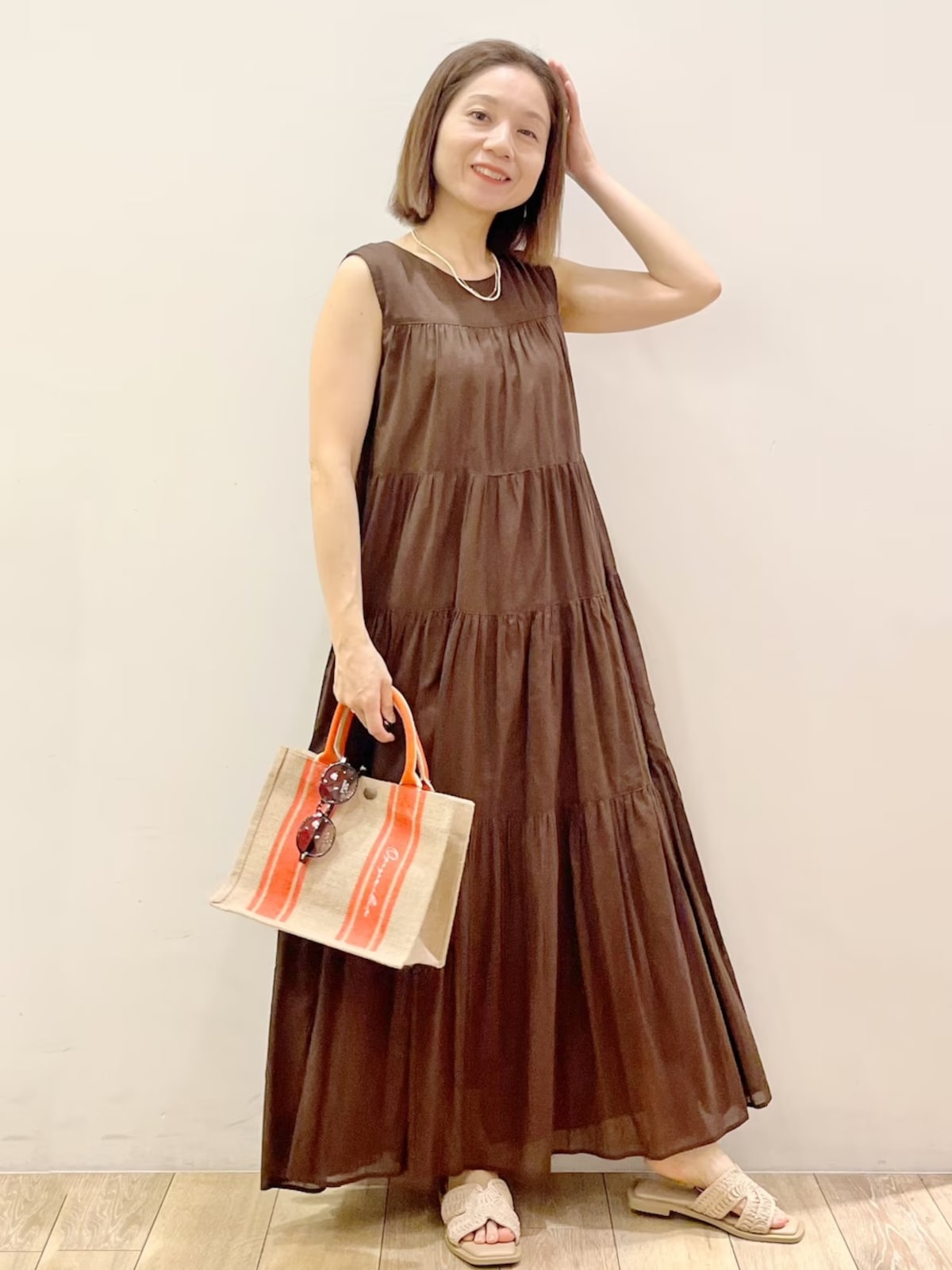【OKコーデ】ノースリーブの場合、アームホールが大きく開き過ぎていないものを選んで　出典：WEAR