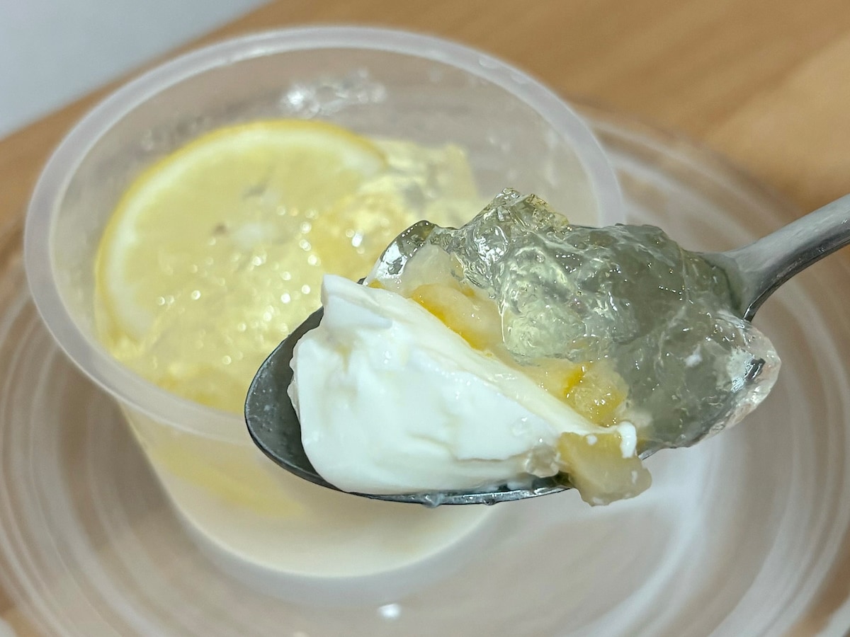 まろやかな塩気が効いたゼリーと、ぷるんぷるんのパンナコッタの組み合わせが美味！ 