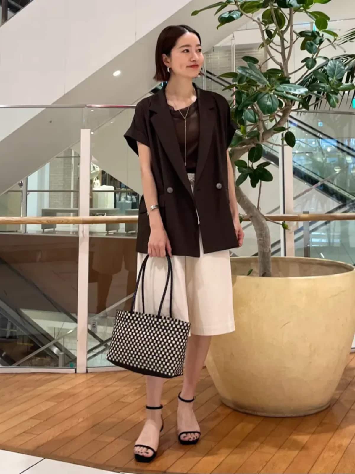カジュアルなコットンキュロットも半袖ジャケットを羽織ればきれいめに　出典：WEAR
