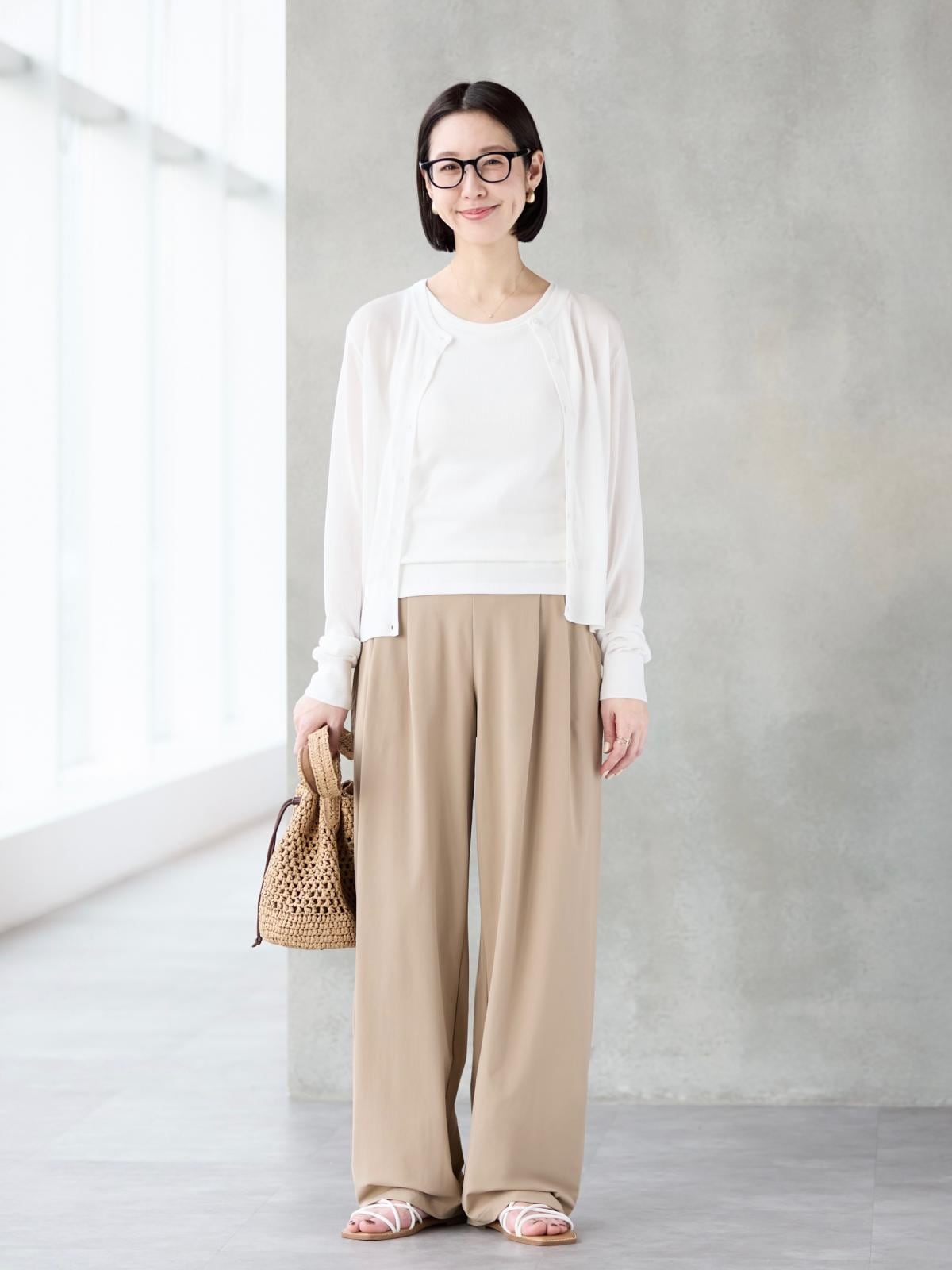 ゆったりはける高機能パンツを夏らしく涼やかにまとめて　出典：StyleHint