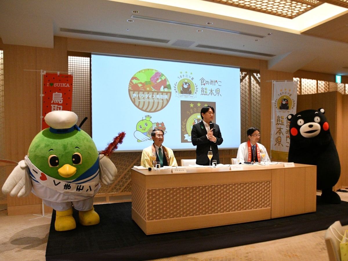 トリピー（左）と久しぶりに会えてうれしそうなくまモン