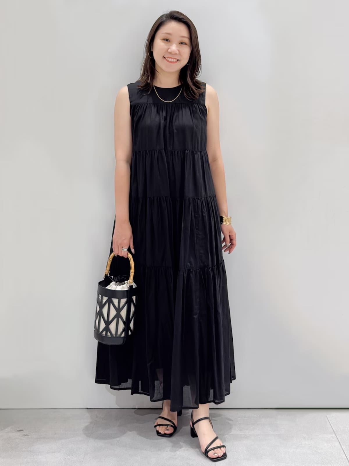体のラインを拾わないティアードのAラインワンピが、華やかに見せてくれる　出典：WEAR