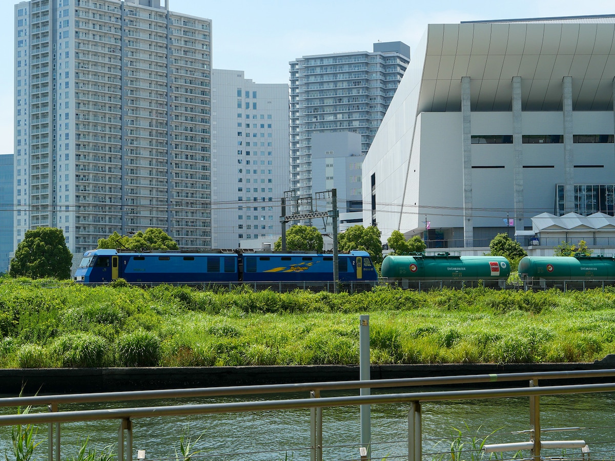 貨物専用の線路が通っており、貨物列車が通過する様子が見られる（筆者撮影）