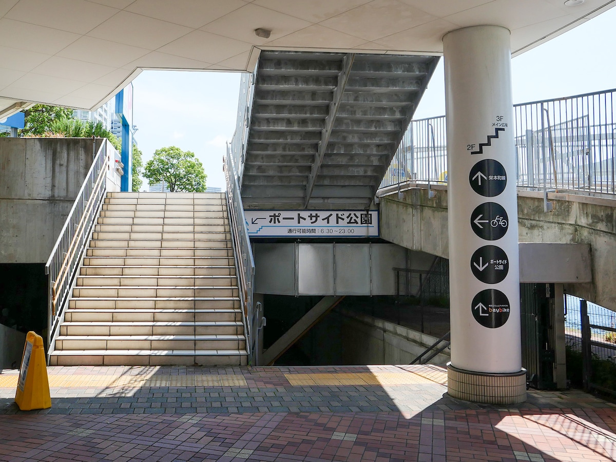 横浜ベイクォーターからつながる通路を利用するとすぐ（筆者撮影）