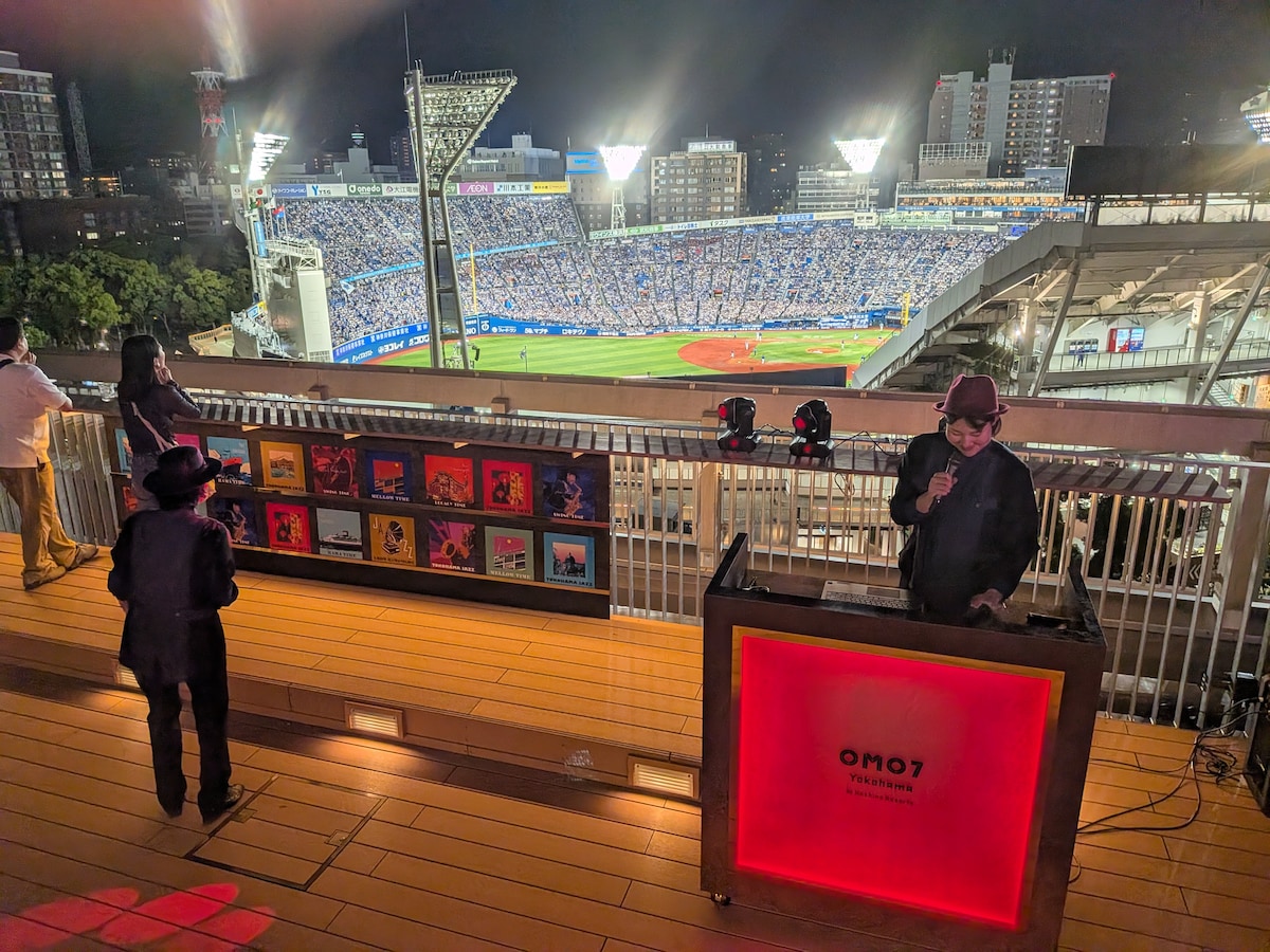 2026年4月に開業したOMO7横浜は、建築家・村野藤吾氏設計の元横浜市庁舎行政棟を活用したレガシーホテル。ホテル屋上からは横浜スタジアムの熱気を感じ、夜にはジャズイベントも開催。新旧さまざまな横浜の魅力を体感できる