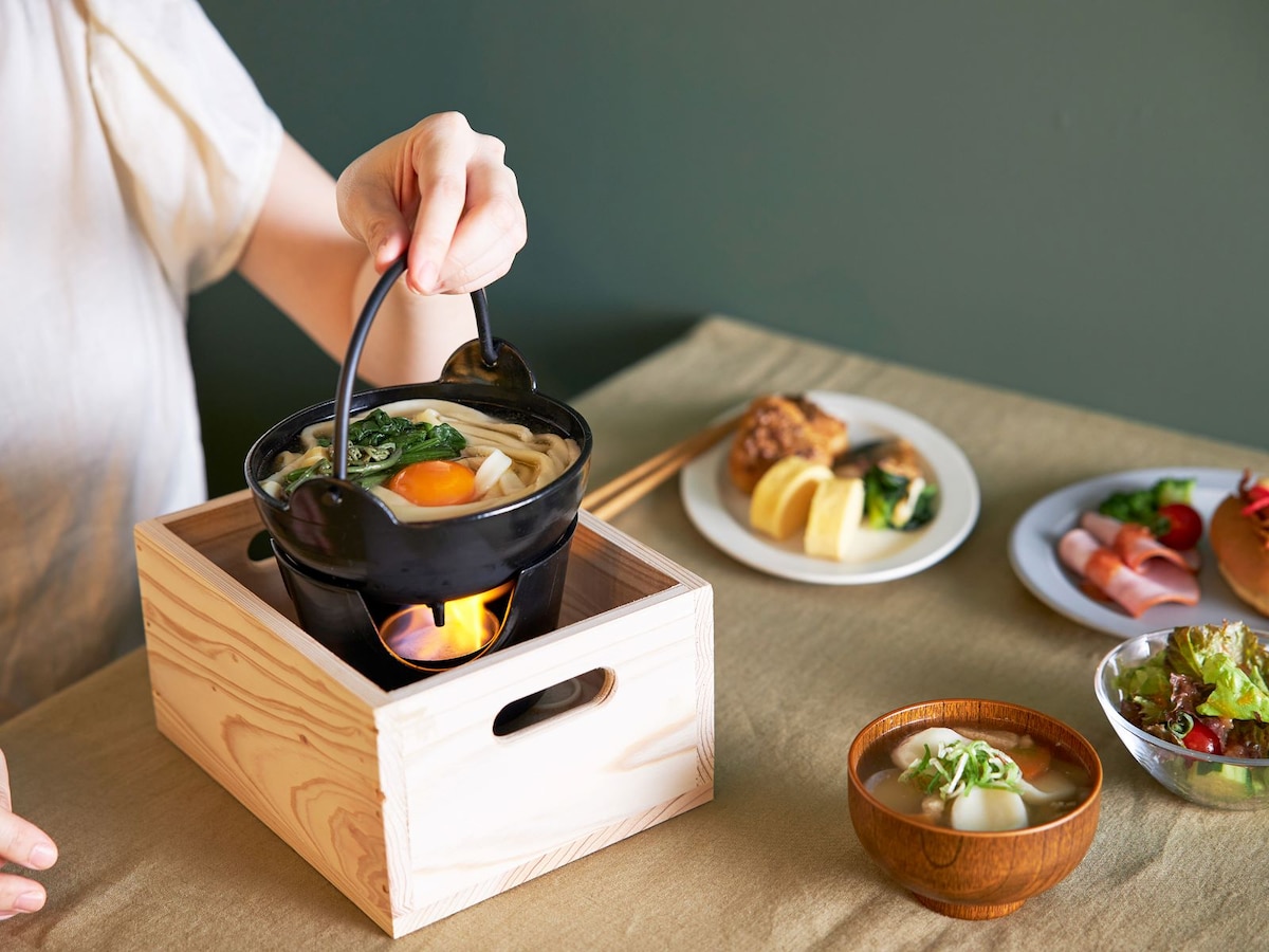 自分でオリジナルを作れる朝うどんなど、ご当地の料理が並ぶ朝食はビュッフェスタイルで(レフ大宮)
