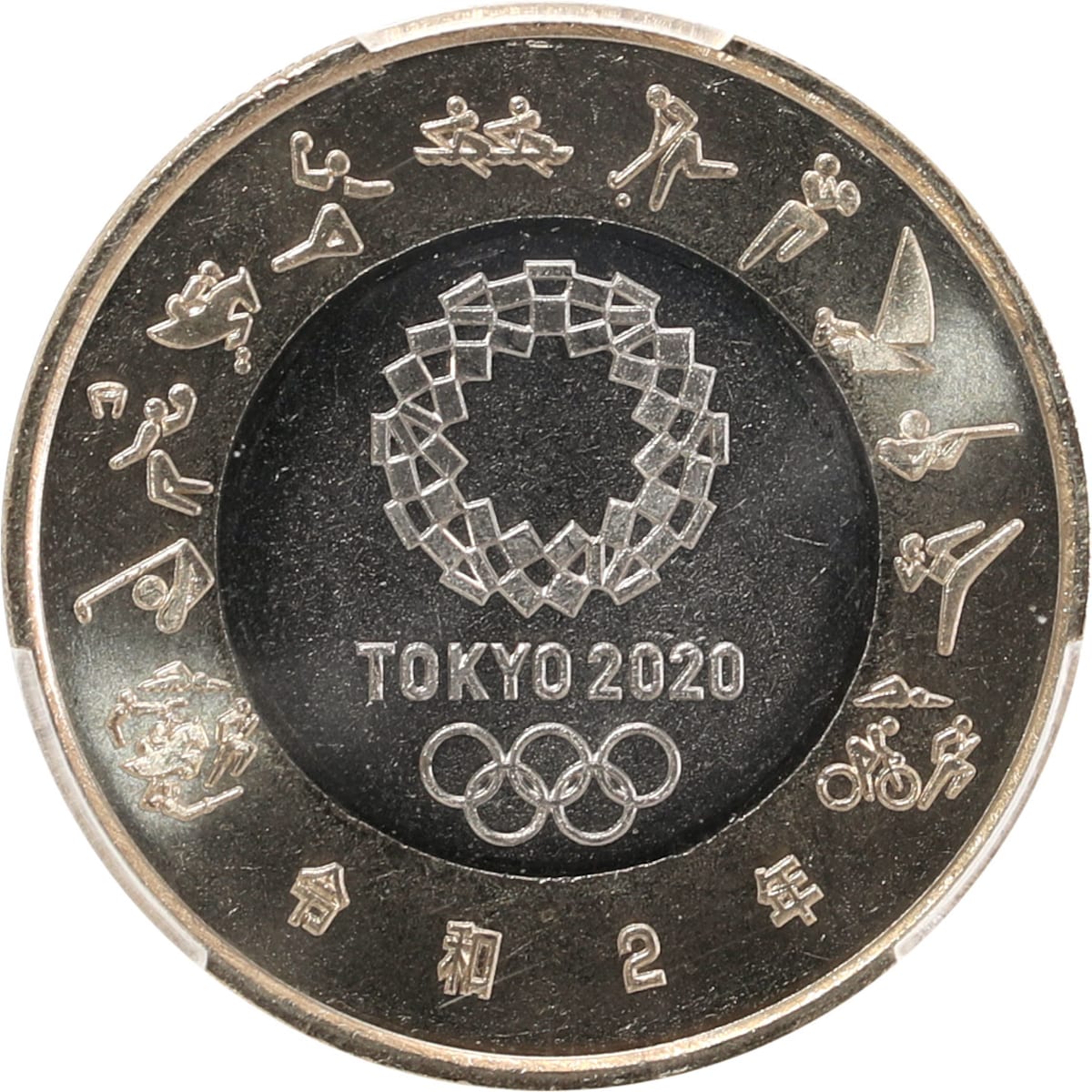 3万1000円で落札された実際の記念500円硬貨。東京五輪大会エンブレムとスポーツピクトグラムが描かれている ※画像：レトロコインオークションVol.15 LOT：208 記念貨幣 500円バイカラークラッド貨 令和2年 / 2020
