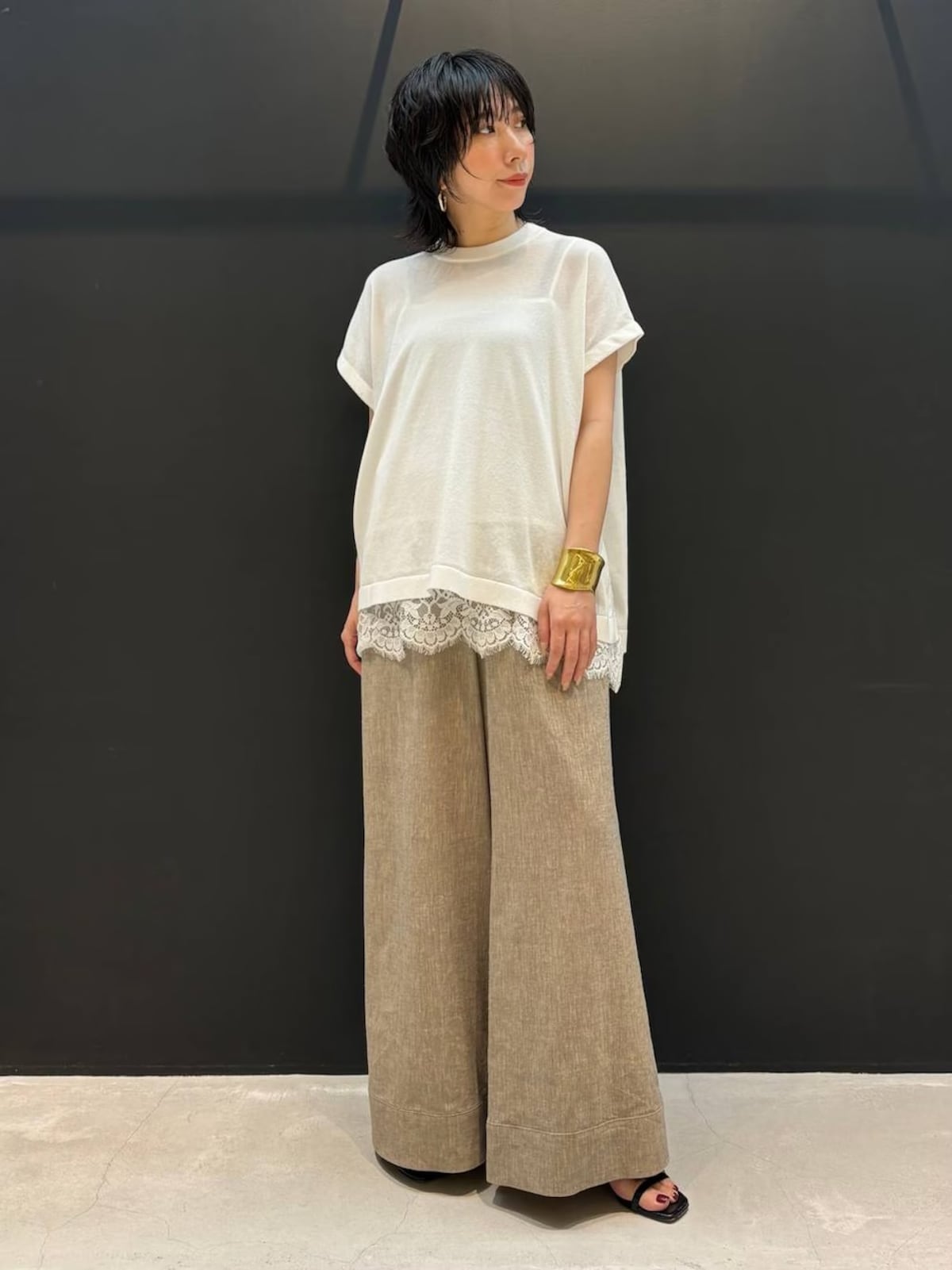 【OKコーデ】白やベージュの着こなしは光を反射してくれるため涼しく着られます　出典：WEAR