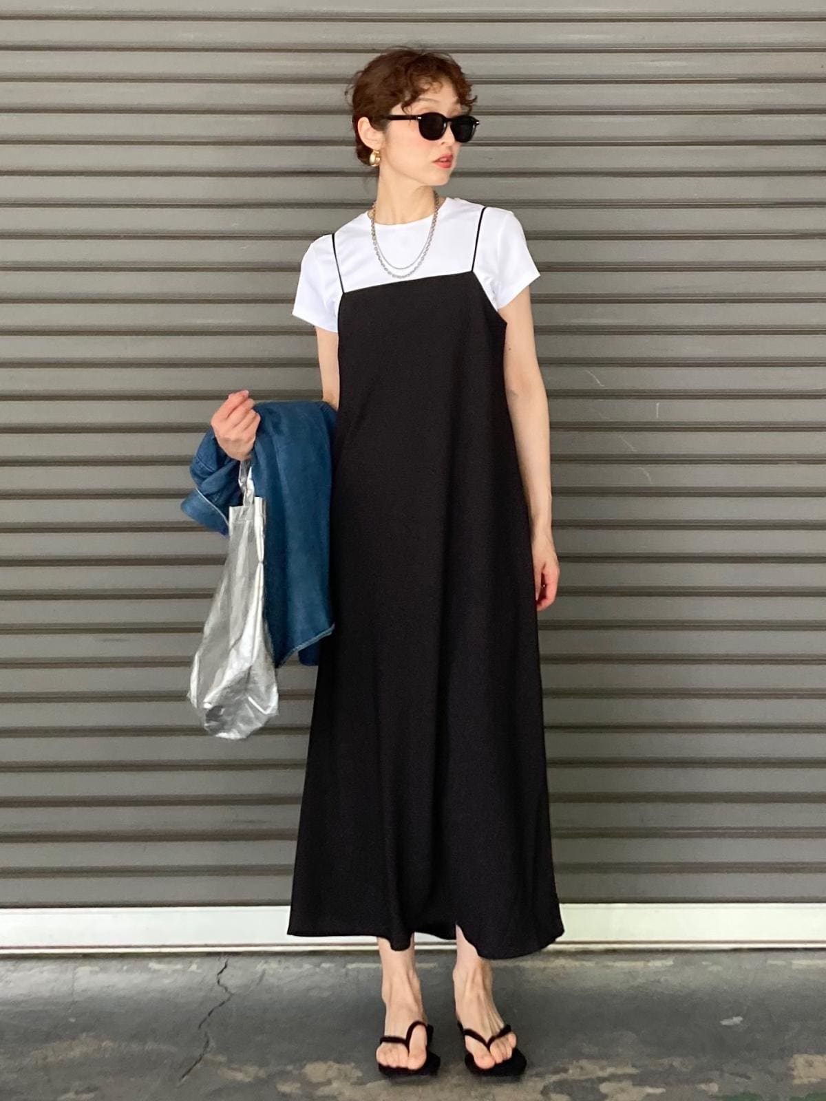 モノトーン配色でまとめて洗練された着こなしに　出典：StyleHint