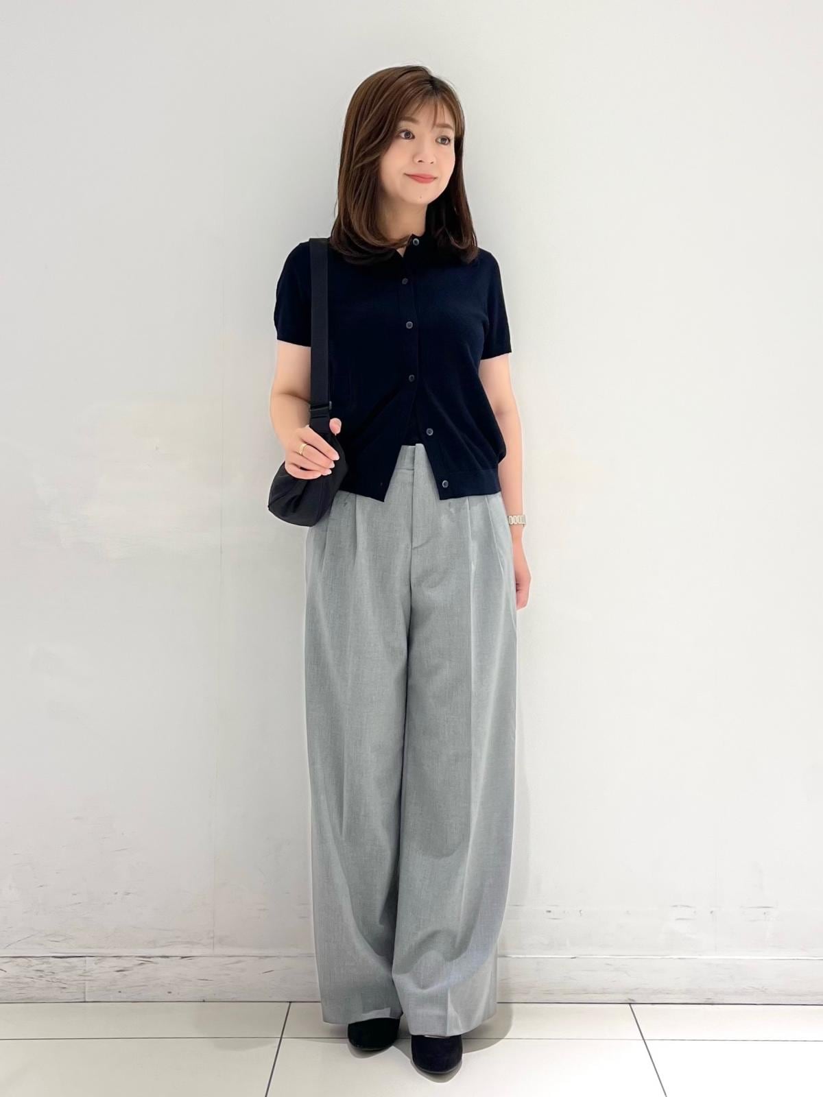 タック入りワイドパンツと合わせて、スマートなお仕事コーデに　出典：StyleHint