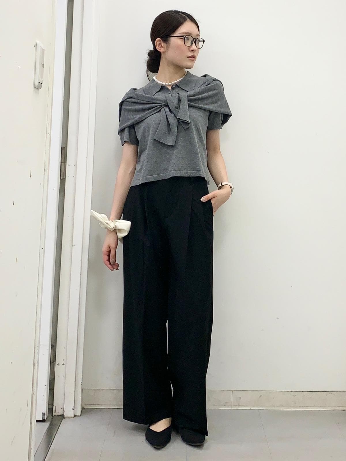 同じグレーのカーディガンを肩に巻いて　出典：StyleHint