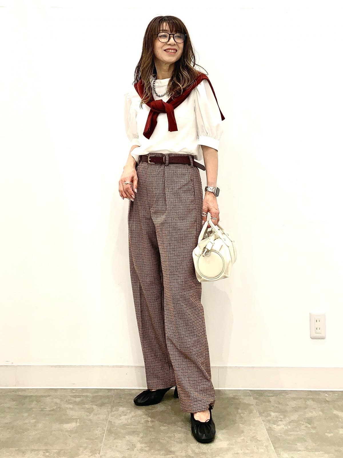 チェック柄のパンツと合わせてクラシックな雰囲気に　出典：StyleHint