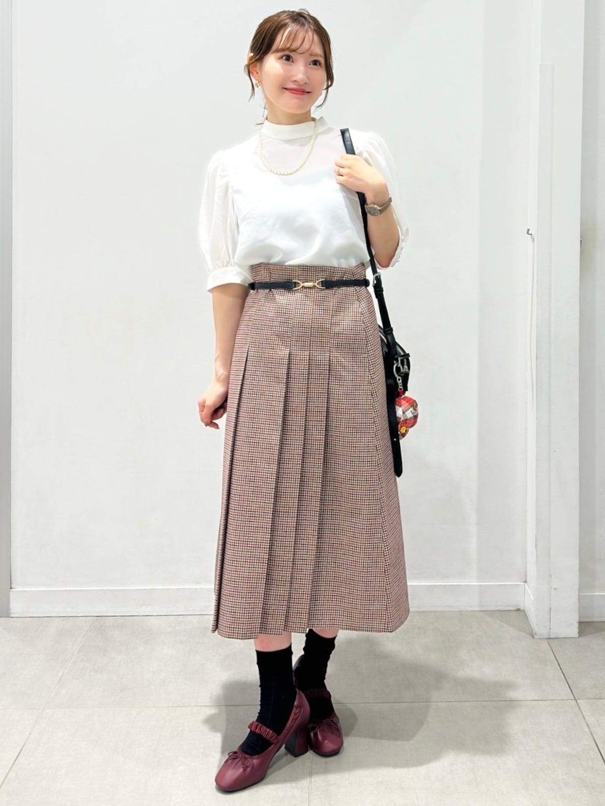 スカートと合わせてフェミニンに　出典：StyleHint