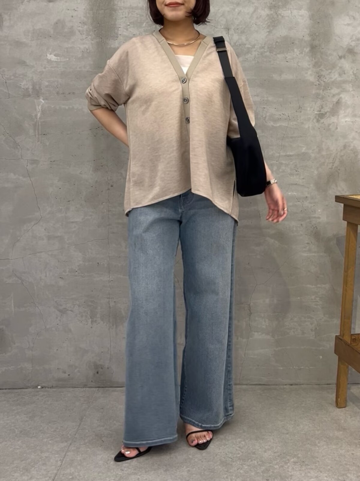 脚のラインが出ないワイドシルエットですらっと見せて　出典：WEAR