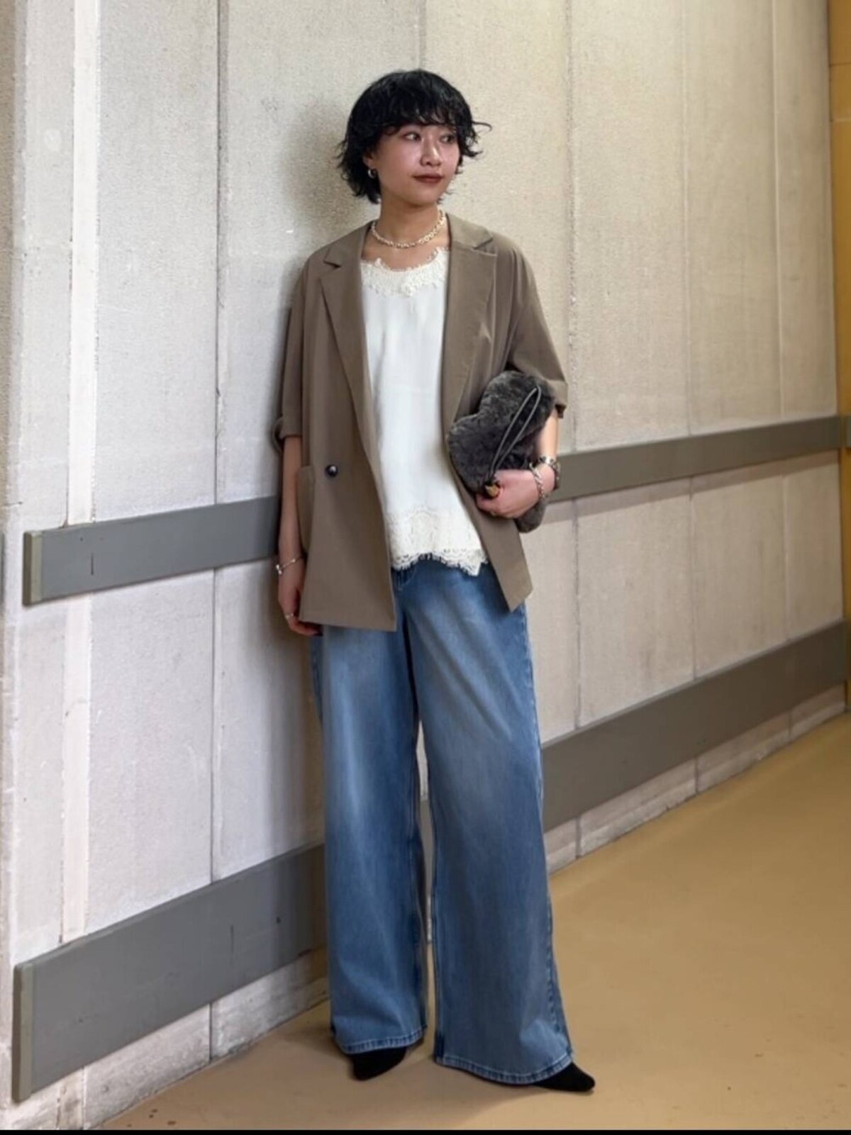 脚が長く見える効果のあるデニムに、半袖ジャケットを羽織って　出典：WEAR