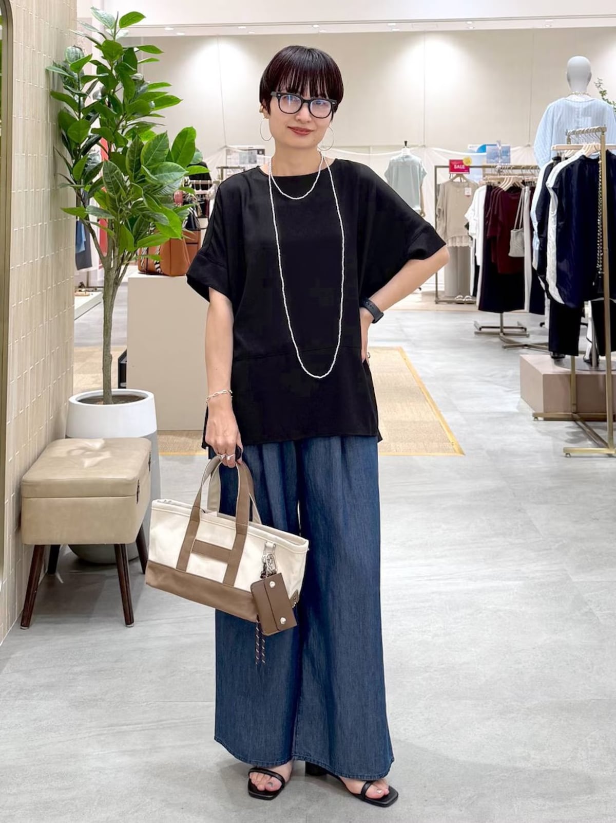 【OKコーデ】無地のゆったりサイズには「小物使い」でメリハリをつけて　出典：WEAR