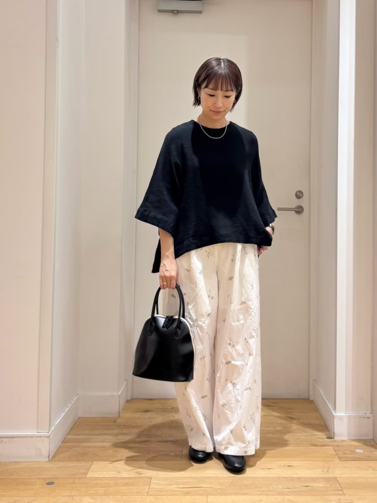 【OKコーデ】ハリのある素材や、きちんと感のある小物などできれいめを意識　出典：WEAR