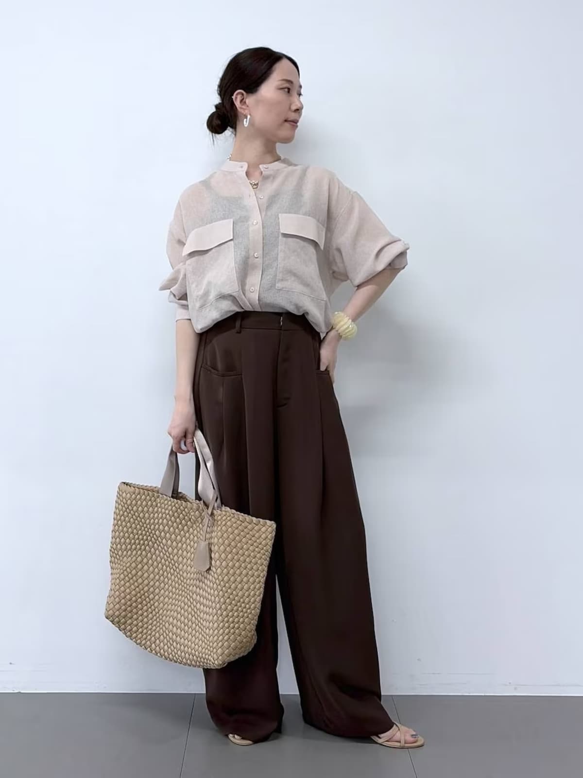 秋のトレンド「ブラウン」のワイドパンツはマスト　出典：WEAR