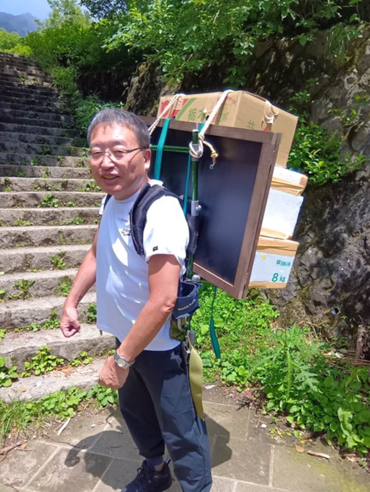 段ボールを背中に何箱も……クマにおびえながら歩荷する実際の様子（画像提供：神舘和典氏）