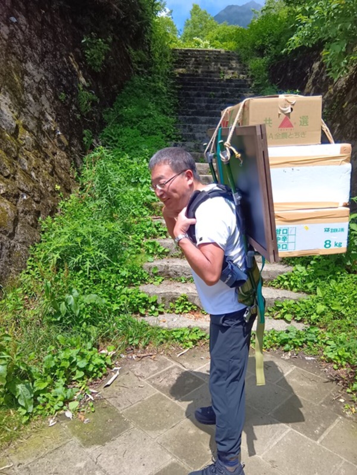 「60歳からの現場体験」山小屋へ荷物を運ぶ実際の作業風景（画像提供：神舘和典氏）