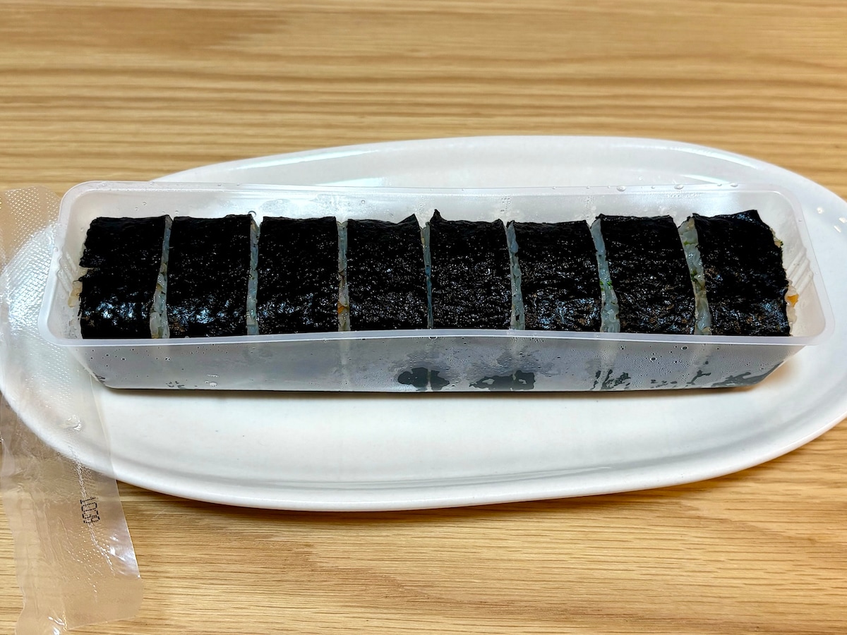 袋のなかには、8つにカットされたプルコギキンパが入っています