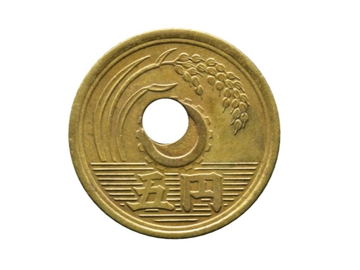 3万7000円（手数料込みで4万3105円）で落札された実際の5円玉（表面） ※画像：第129回入札誌「銀座」 Lot番号：424 5円黄銅貨 昭和24年 穴ズレエラー 状態：美品+