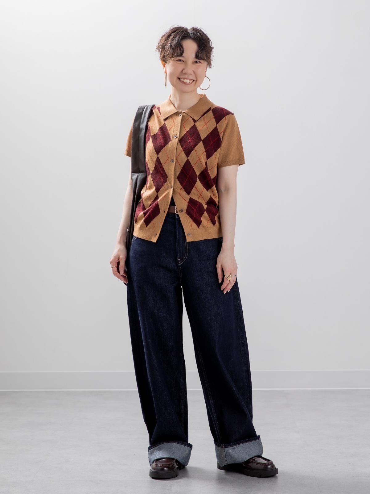 アーガイル柄の半袖ニットで秋っぽさをプラス　出典：StyleHint