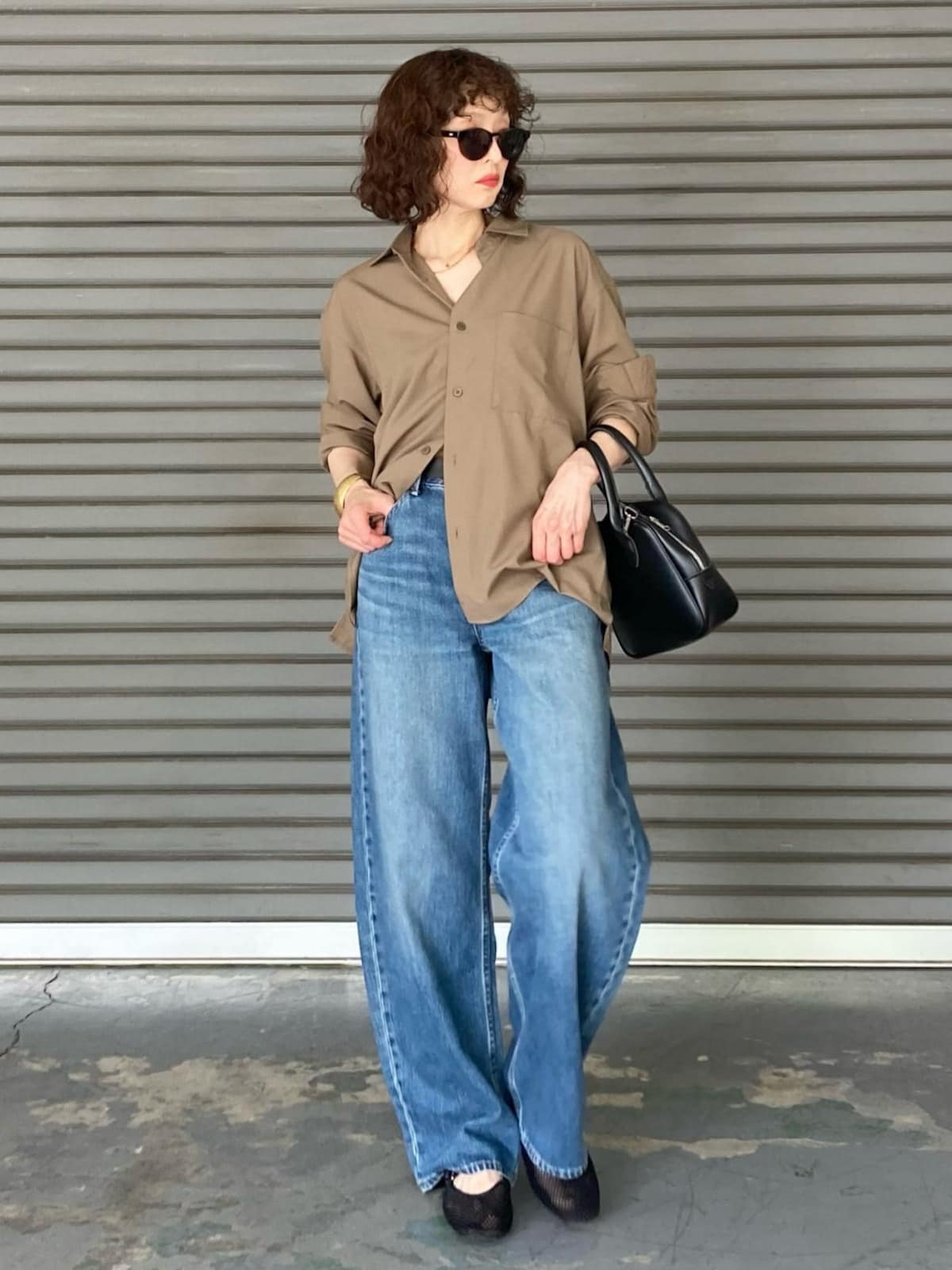 シャツをさらっと着たシンプルコーデで大人っぽく
