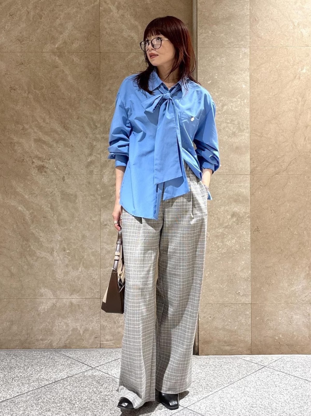 顔まわりに華やかさをプラスしてくれるボウタイブラウス　出典：WEAR