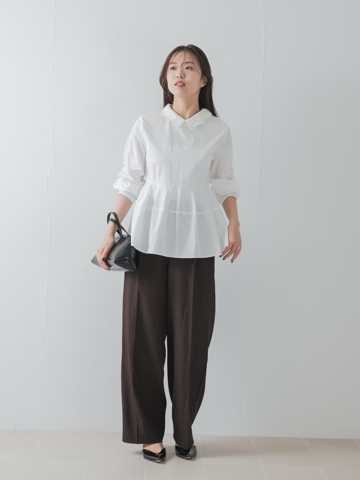 襟に細かなレースを取り入れた大人向けブラウス　出典：WEAR