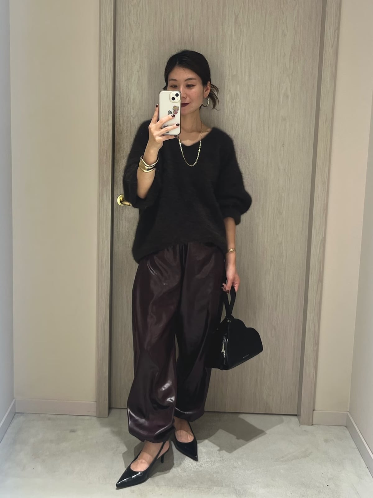 【OKコーデ】ニットはフェミニンさのあるデザインや素材のものを選んで　出典：WEAR