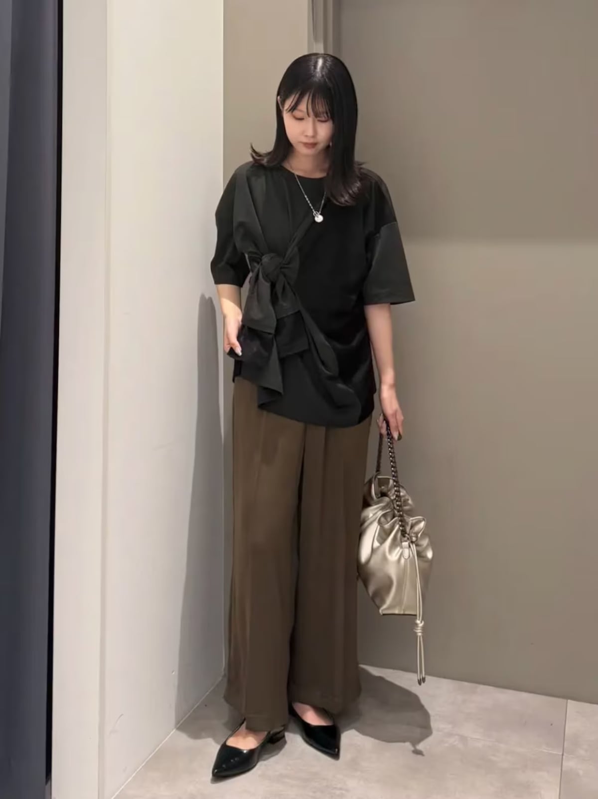 【OKコーデ】サテン素材のストレートパンツで洗練されたブラウンコーデに　出典：WEAR
