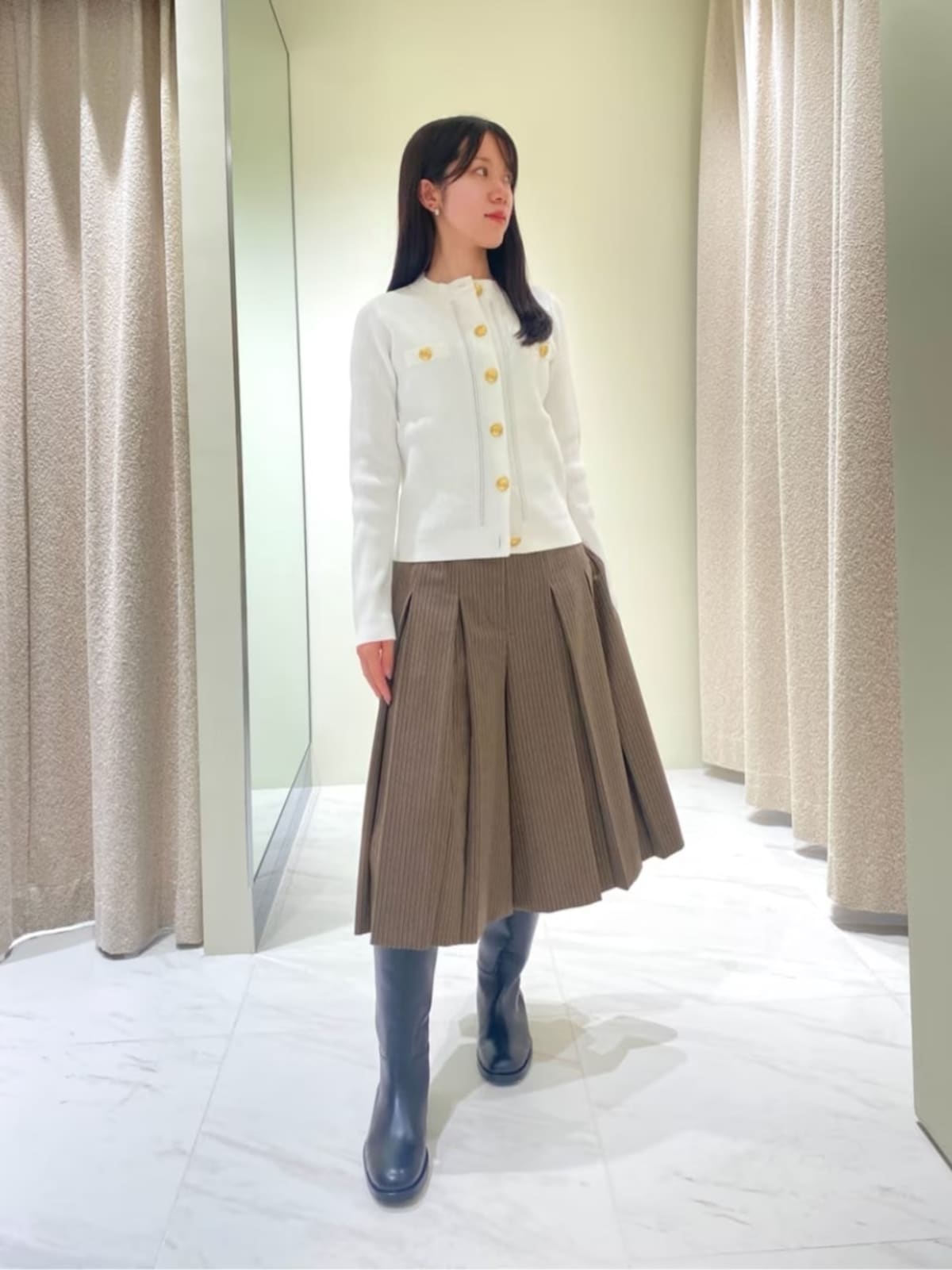 膝下あたりの短め丈にはロングブーツを合わせて　出典：WEAR