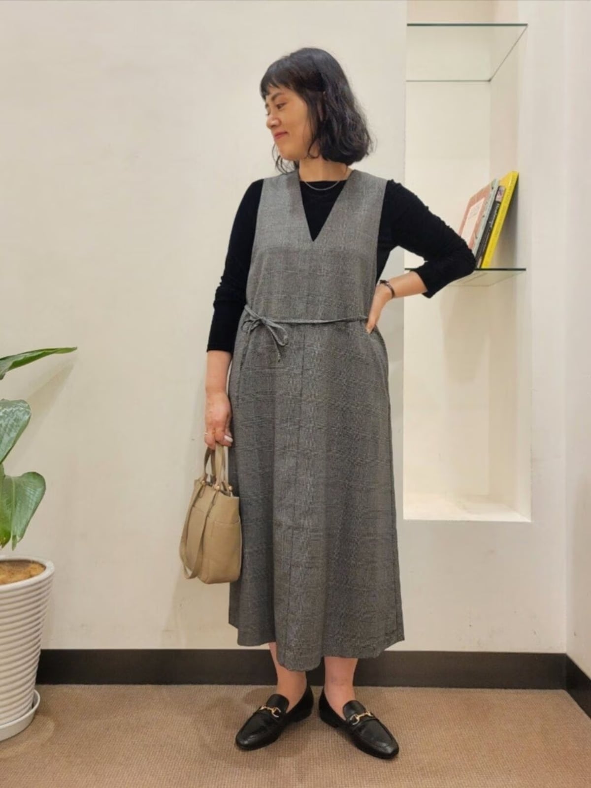 Vネックのジャンパースカートはウエストマークで脚長効果も　出典：WEAR