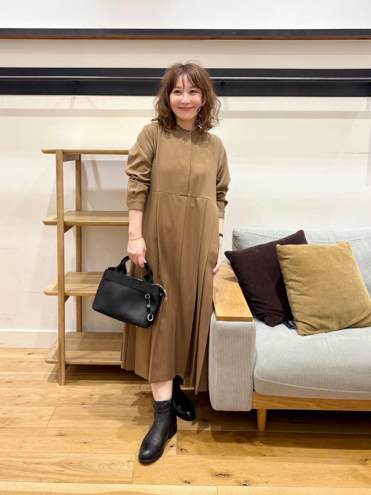 プリーツが上品なワンピースは「ブラウン」で今っぽさをプラス　出典：WEAR