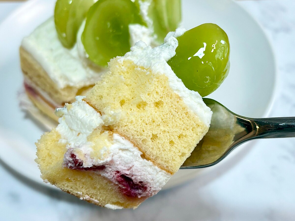 シャインマスカットのみずみずしいおいしさと、ショートケーキのふわっと軽い食感を一度に楽しめます