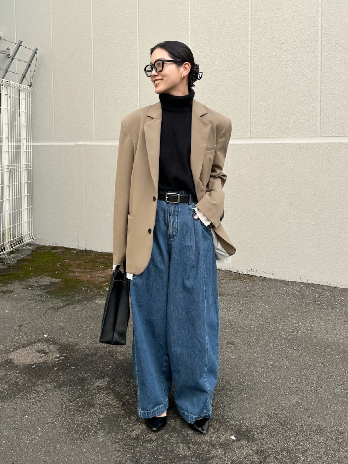 インナーのカシミヤベストとバギージーンズを「ユニクロ：シー」でそろえて　出典：WEAR
