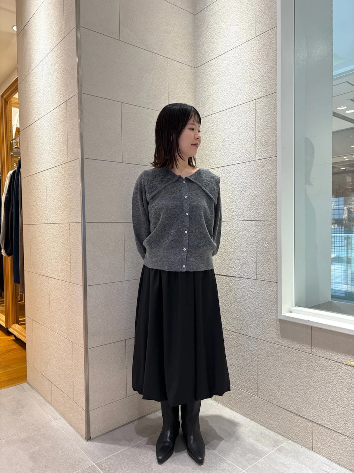 今年らしさ満点のロングブーツは、バルーンスカートと合わせて　出典：WEAR