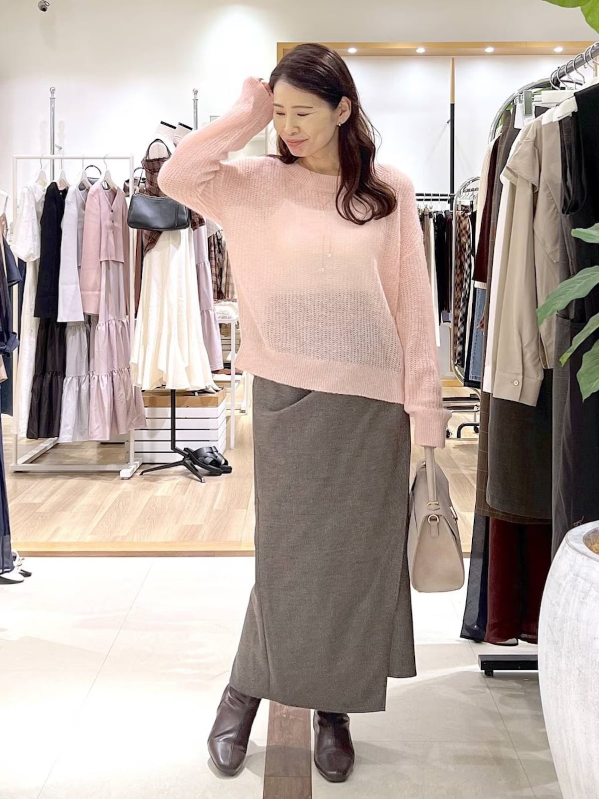 ブラウンのショート丈ストレッチブーツは万能選手　出典：WEAR