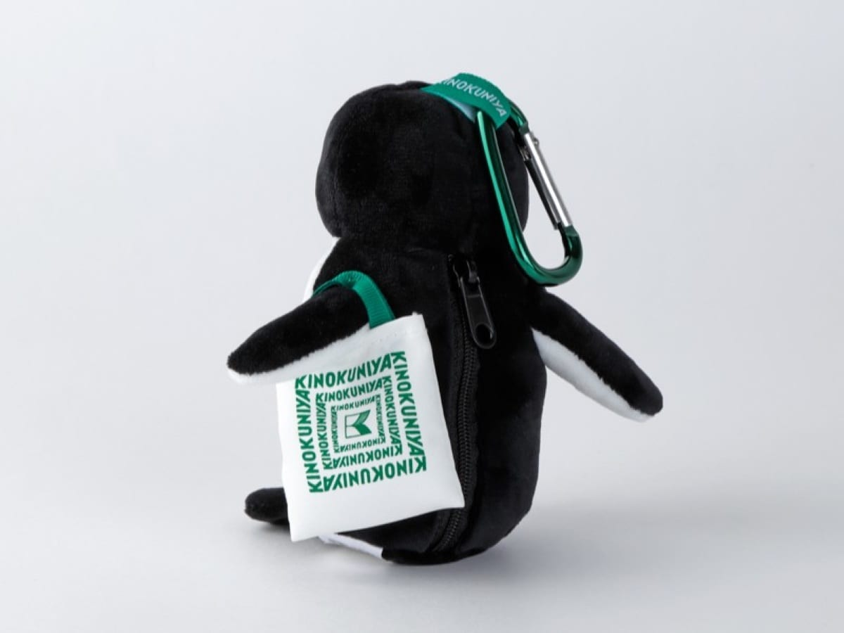 エコバッグを肩にかけているSuicaのペンギン（画像出典：Chiharu Sakazaki/JR東日本/DENTSU）