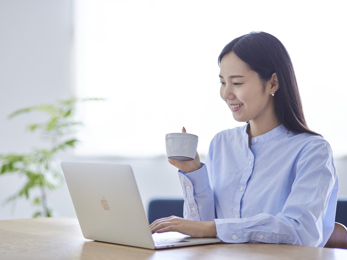 個人向け国債「変動10年」とネット定期預金に100万円預けたときの利息はどのぐらい違う？ ※画像：amanaimages