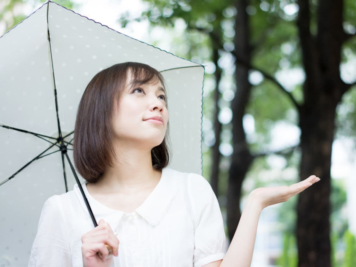 雨が降ると髪の毛が広がったり、うねったりするのはなぜ？