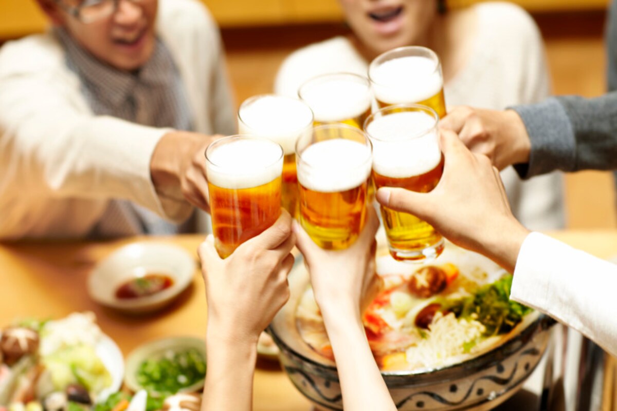 韓国語の「乾杯」には色々なものがあります。韓国のお酒文化を表した「爆弾酒」や「死ぬまで飲もう！」など。