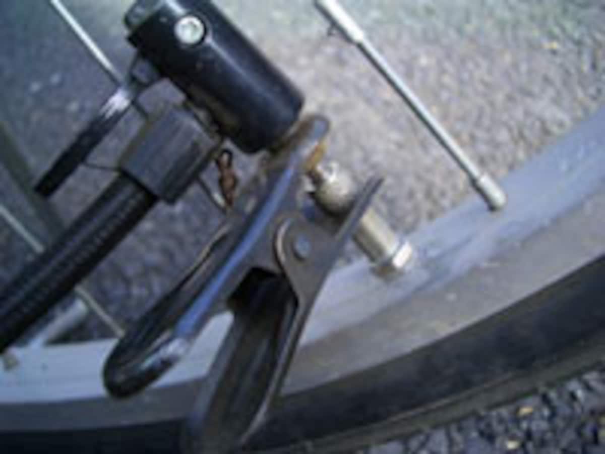 自転車のパンク修理:チューブをタイヤに戻し、リムにはめ込んだら修理完了!