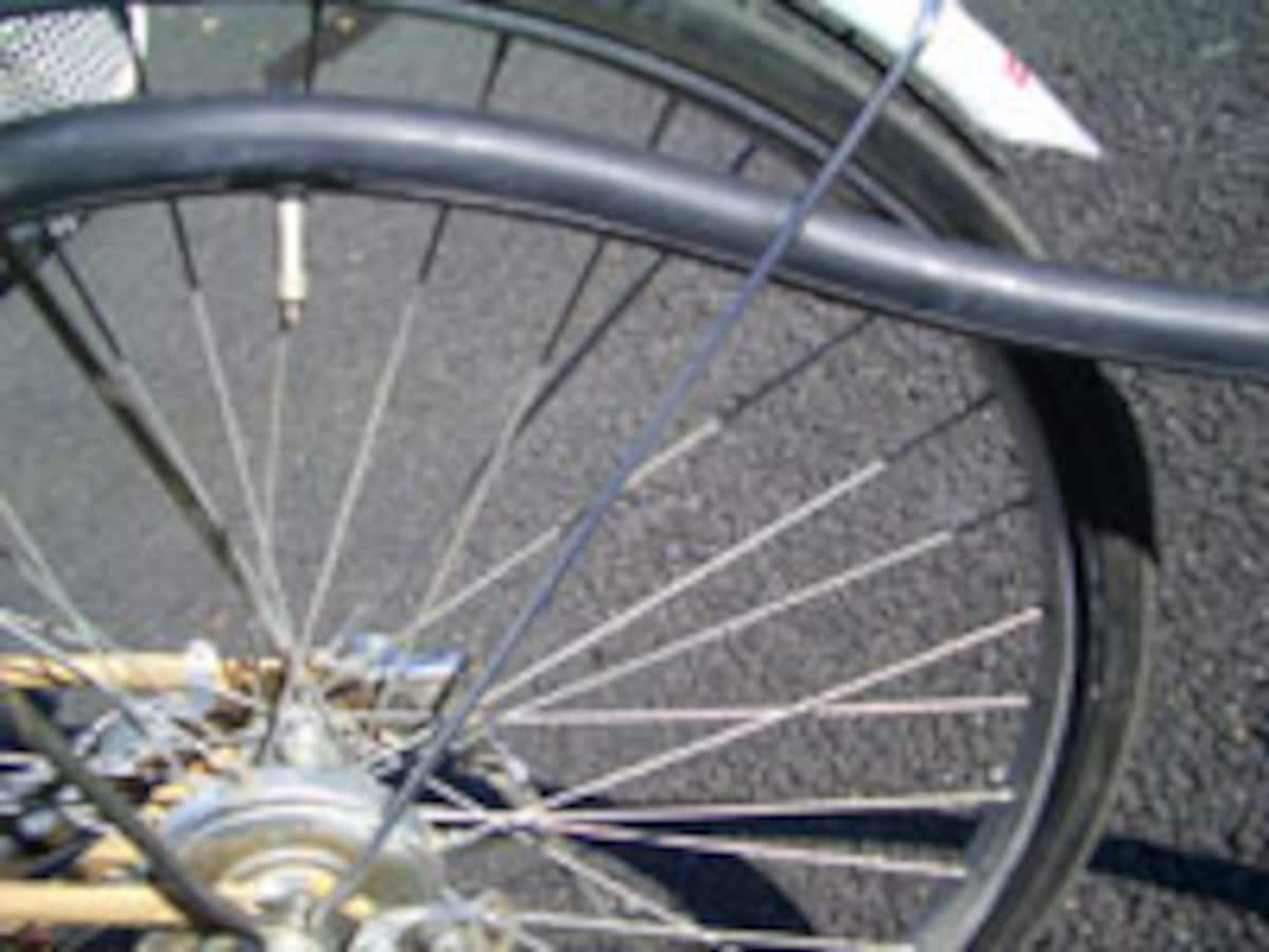 自転車のパンク修理:外したチューブにバルブを着け、空気を入れてみる