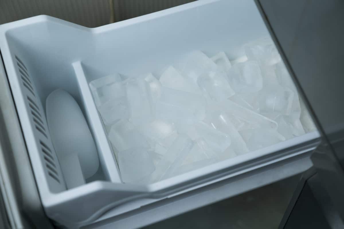 冷たい飲み物がいつでも飲める自動製氷機は、今や冷蔵庫に標準装備されています