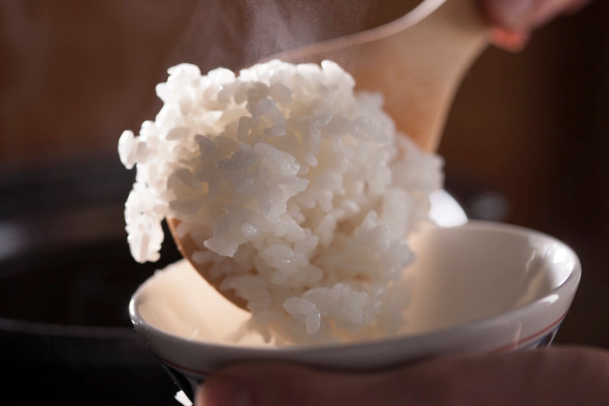 冷凍したご飯を解凍→炊きたてご飯の再現に、電子レンジが大活躍！