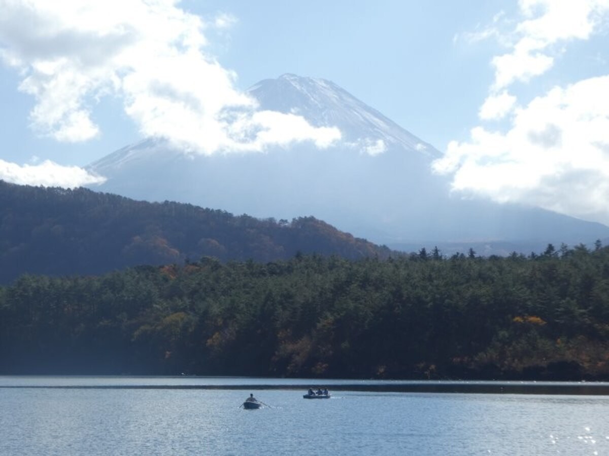 本栖湖から眺める富士山(1)