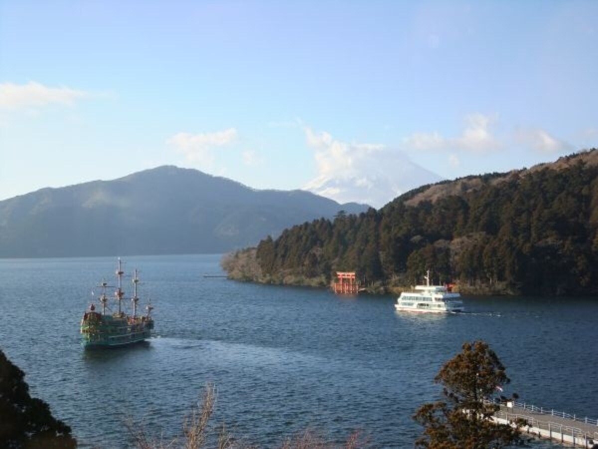 成川美術館の庭より、芦ノ湖の海賊船と富士山を眺める
